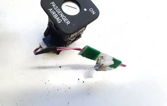 Passenger airbag on/off switch