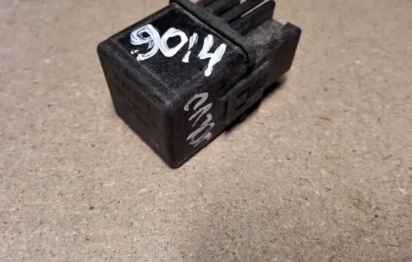 Volvo S40, V40 Other relay MB953381 V23134B52X240