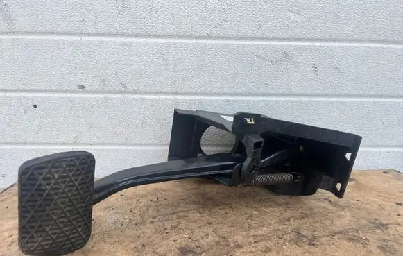 Mercedes-Benz C W203 Brake pedal A2032900401