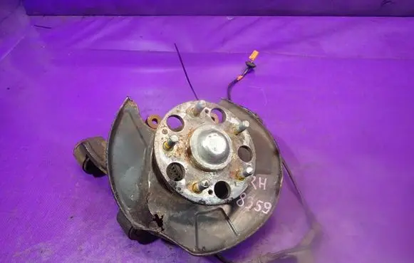 Rear wheel hub spindle/knuckle