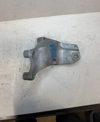 Ford Mustang VI Engine mounting bracket X05302