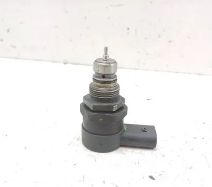 Mercedes-Benz E W211 Fuel pressure regulator A6110780449 0281002494