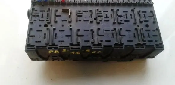 Volkswagen PASSAT B3 Fuse box set 357937039