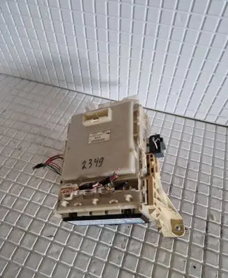 Toyota Yaris Fuse module 8273052321 7G280067
