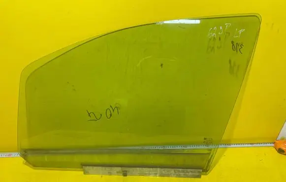 Opel Zafira B Front door window glass four-door E143R001528