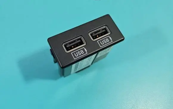 Jeep Grand Cherokee USB socket connector 68145567AA IMPRK1512154