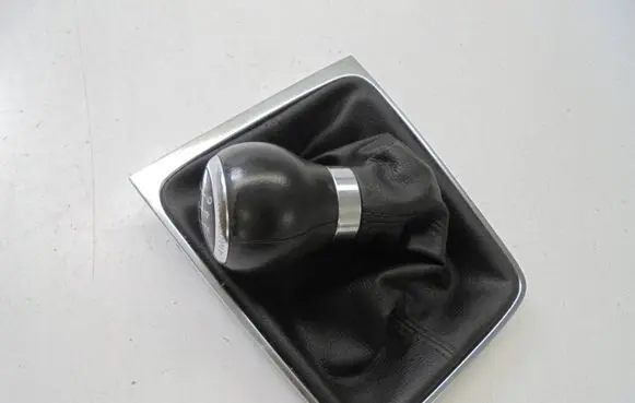 Volkswagen PASSAT B6 Gear lever shifter trim leather/knob 086302 04122008 3C0711113M