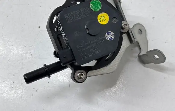 Volkswagen Jetta VII Vacuum pump 17A201040 04E906703