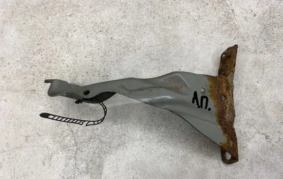 Audi A4 S4 B7 8E 8H Fender mounting bracket 8E0821135