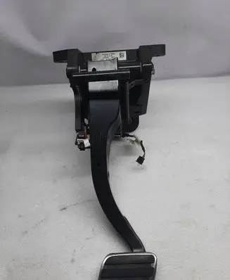 Accelerator throttle pedal