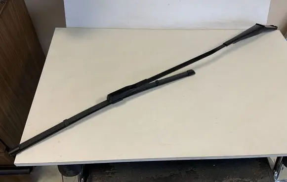 Front wiper blade arm