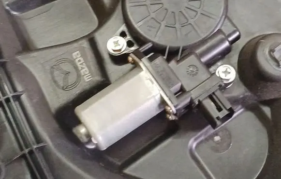 Mazda 3 II Front door window regulator motor