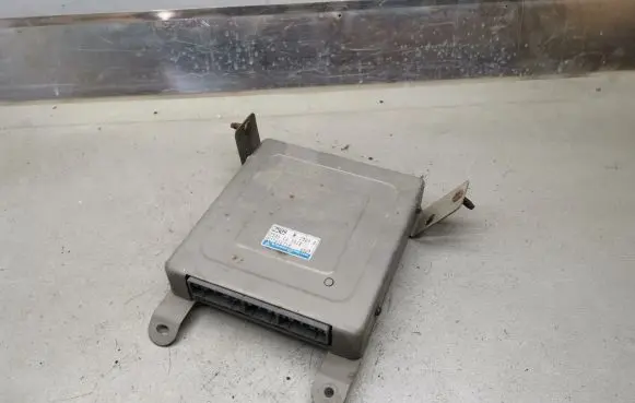 Mazda 323 F Engine control unit/module Z50918881B E2T81671M