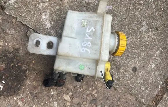 Brake fluid reservoir