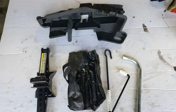 Audi Q3 8U Tool box 8U0011215