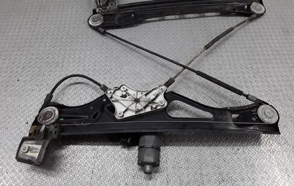 Mercedes-Benz E W211 Front door window regulator with motor A2117200246