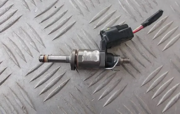 Mazda 3 III Fuel injector PE0113250C