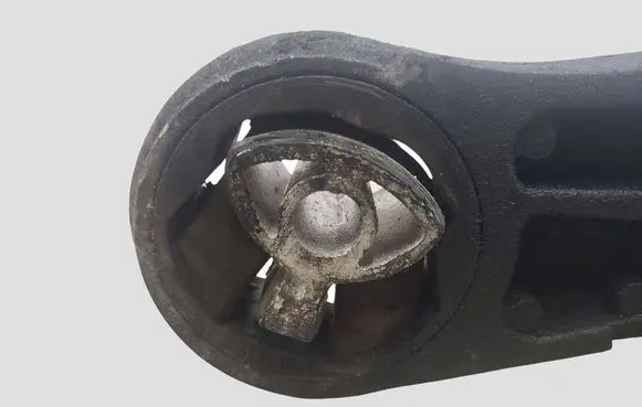Opel Movano B Engine mount bracket