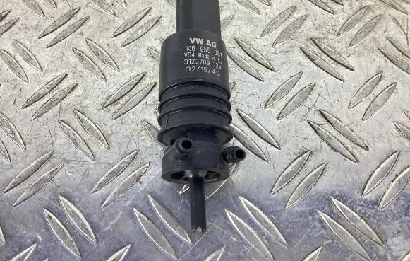 Volkswagen Touran I Windscreen/windshield washer pump 1K6955651
