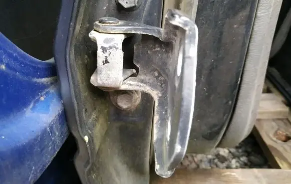 Opel Monterey Rear door lower hinge
