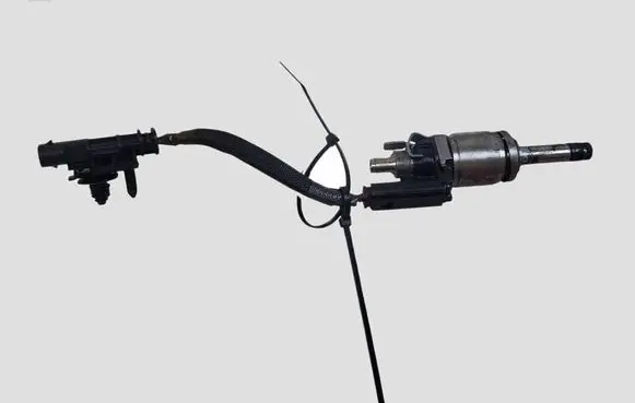 Volvo V40 Fuel injector 31303495