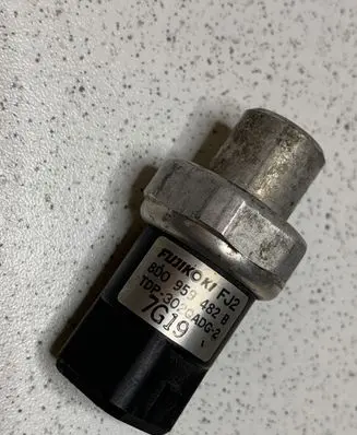 Volkswagen PASSAT B5.5 Air conditioning (A/C) pressure sensor 8D0959482B