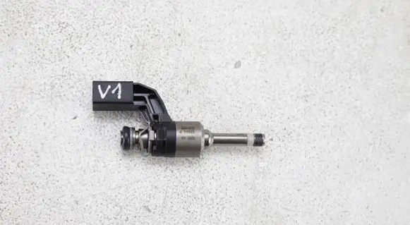 Volkswagen PASSAT B7 Fuel injector 03C906036K
