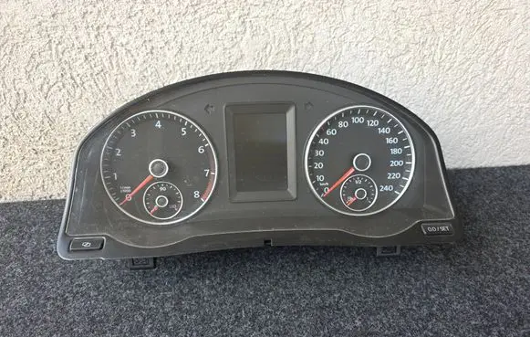 Volkswagen Golf Plus Speedometer (instrument cluster) 5M0920860A