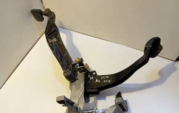 Audi A4 S4 B5 8D Pedal assembly 8D1721117E