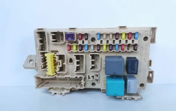 Toyota Avensis T250 Fuse module 82641CA030F