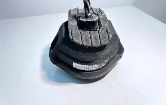 BMW 5 E60 E61 Engine mount bracket 6774620 6774600 677462001