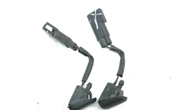 Ford Focus Windshield washer spray nozzle 