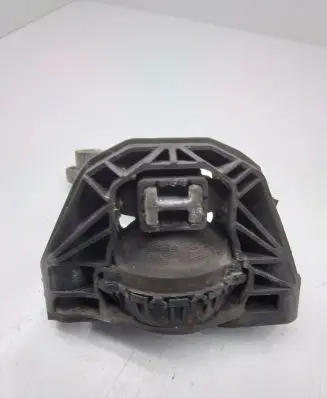 Citroen DS3 Engine mount bracket