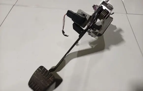 Opel Antara Clutch pedal