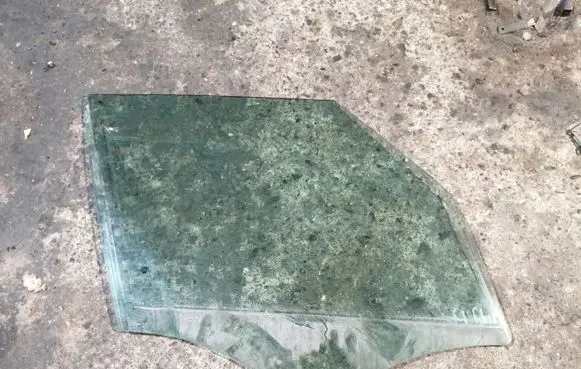 Fiat 500L Front door window glass four-door