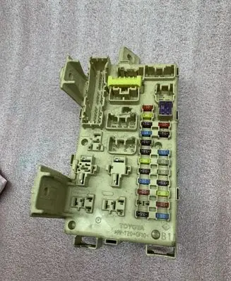 Toyota Corolla Verso AR10 Fuse module 892210F020