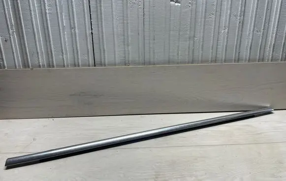 Volkswagen PASSAT B7 Door glass trim 3C4837476D