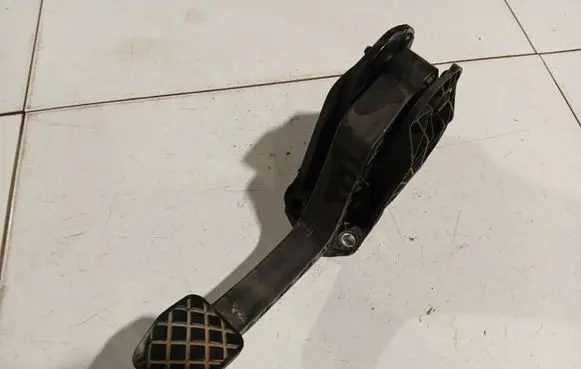 Volkswagen Golf V Clutch pedal 1K1721059CJ