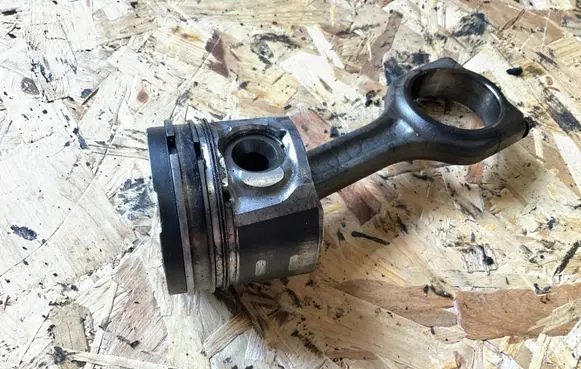 Citroen Berlingo Piston with connecting rod