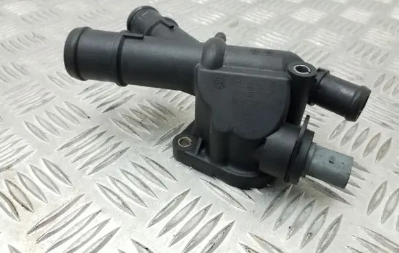 Volkswagen Tiguan Engine coolant pipe/hose 03L121132Q