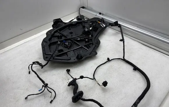 Rear window lifting mechanism without motor