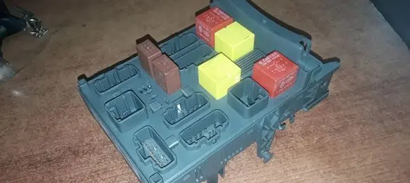 Renault Laguna II Fuse module 8200004201E