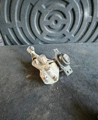Nissan Qashqai Engine mounting bracket
