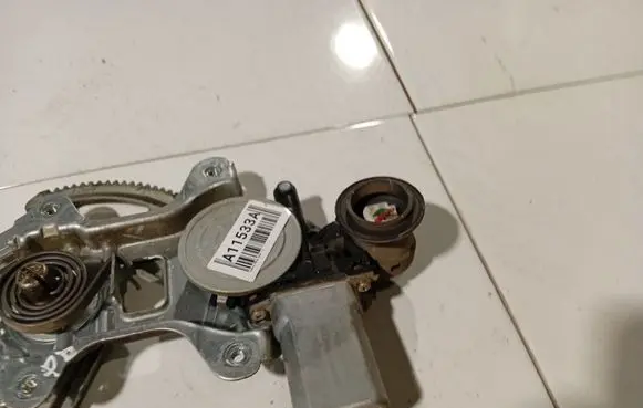 Toyota Yaris Front door window regulator motor 8571052030