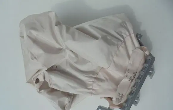 Nissan Pulsar Passenger airbag