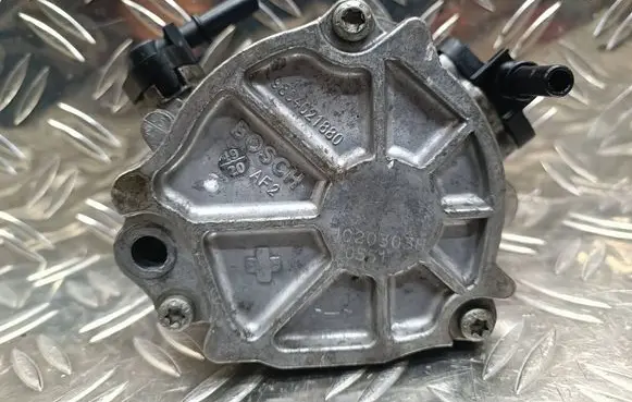 Peugeot 208 Vacuum pump 9804021880