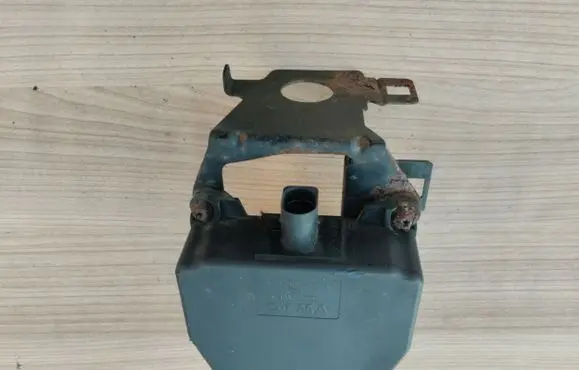 Dodge Caliber Turbo solenoid valve 05105711AA P05105711AA