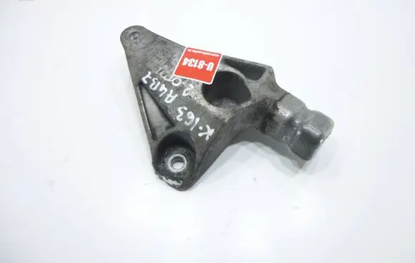 Engine mounting bracket