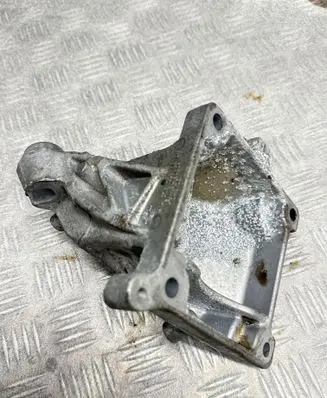 Engine mounting bracket