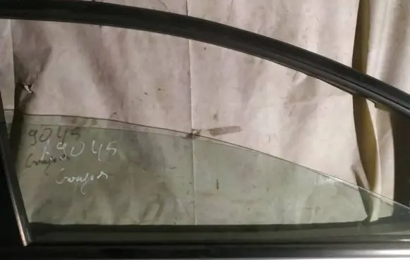 Mitsubishi Grandis Front door window glass four-door